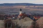 Pyramidy drcených cihel a suti se tyčí nad vinařským městečkem Velké Pavlovice na Břeclavsku. Budovy v areálu bývalého zemědělského družstva šly k zemi. Na jejich místě vyroste zcela nová čtvrť pro zhruba pět set obyvatel.