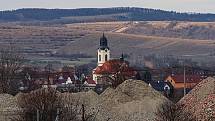 Pyramidy drcených cihel a suti se tyčí nad vinařským městečkem Velké Pavlovice na Břeclavsku. Budovy v areálu bývalého zemědělského družstva šly k zemi. Na jejich místě vyroste zcela nová čtvrť pro zhruba pět set obyvatel.