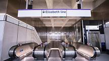 Nová železnice Elizabeth Line (známá také jako Crossrail) výrazně zkrátí cestu ze západu Londýna na východ. Obslouží i letiště Heathrow a centrum metropole. Cestující čekají moderní nádraží.