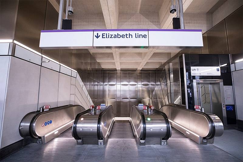Nová železnice Elizabeth Line (známá také jako Crossrail) výrazně zkrátí cestu ze západu Londýna na východ. Obslouží i letiště Heathrow a centrum metropole. Cestující čekají moderní nádraží.