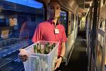 Stevardi měli v prvním vlaku do Chorvatska spoustu práce s odnášením prázdných lahví od piva.