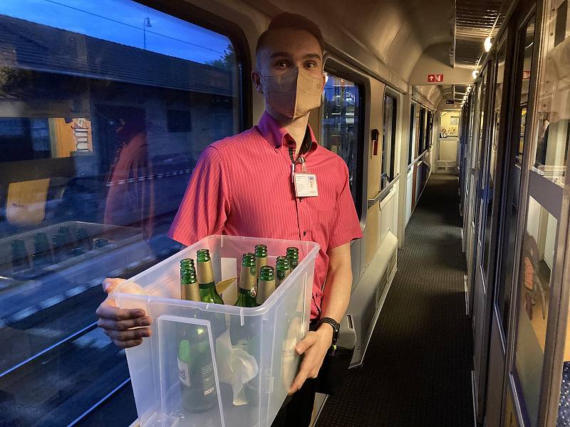 Stevardi měli v prvním vlaku do Chorvatska spoustu práce s odnášením prázdných lahví od piva.