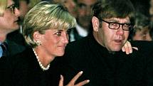 Princezna Diana měla mezi přáteli i mnoho celebrit, třeba hudebníka Eltona Johna. Na snímku jsou spolu zachyceni na pohřebu zavražděného módního návrháře Gianniho Versace.