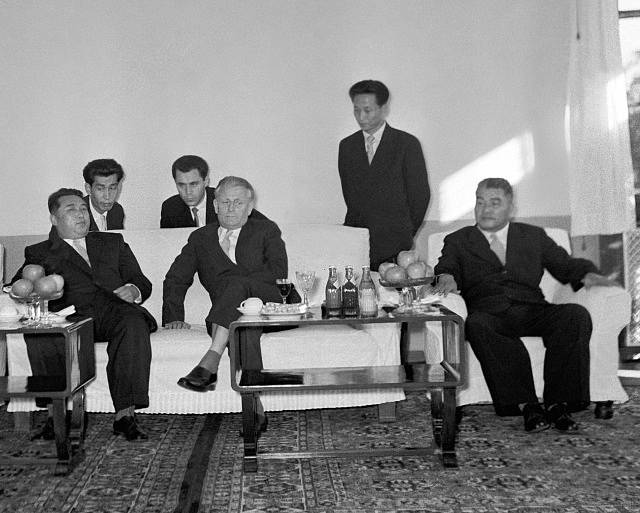 Československá delegace vedená prvním tajemníkem ÚV KSČ a prezidentem republiky Antonínem Novotným (uprostřed) přicestovala 7.října 1956 do hlavního města KLDR Pchjongjangu.
