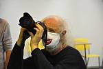Světově uznávaný fotograf Jindřich Štreit během focení ve věznici ve Světlé nad Sázavou