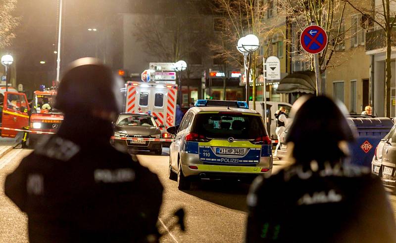Útočník v západoněmeckém Hanau zastřelil ve dvou barech devět lidí.