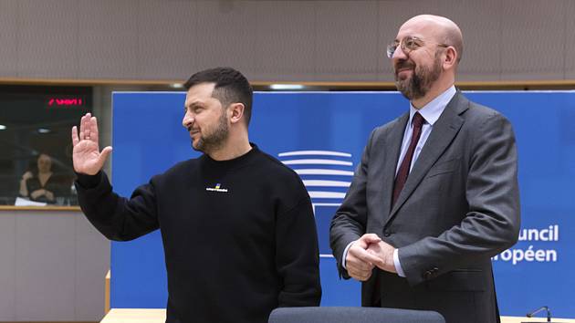 Zleva ukrajinský prezident Volodymyr Zelenskyj a šéf Evropské rady Charles Michel při příchodu na summit EU v Bruselu, 9. února 2023