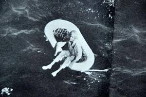 Jedenáctiletá Terry Jo Duperraultová, která jediná přežila vyvraždění jachty Bluebelle, strávila tři a půl dne sama na člunu uprostřed oceánu. Na snímku těsně před vytažením na loď Captain Theo, která ji zachránila