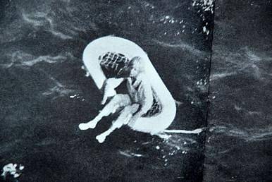 Jedenáctiletá Terry Jo Duperraultová, která jediná přežila vyvraždění jachty Bluebelle, strávila několik dní sama na člunu uprostřed oceánu. Na snímku těsně před vytažením na loď Captain Theo