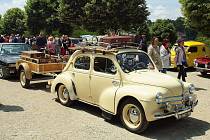 Renault 4CV byl prvním francouzským vozem s více než milionem vyrobených kusů. Zároveň se stal prvním západním osobním automobilem dováženým do někdejšího socialistického Československa.