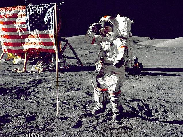 Americký astronaut na Měsíci