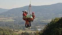 Letečtí záchranáři zasahovali ve středu u zraněného paraglidisty v Beskydech.