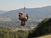 Letečtí záchranáři zasahovali ve středu u zraněného paraglidisty v Beskydech.