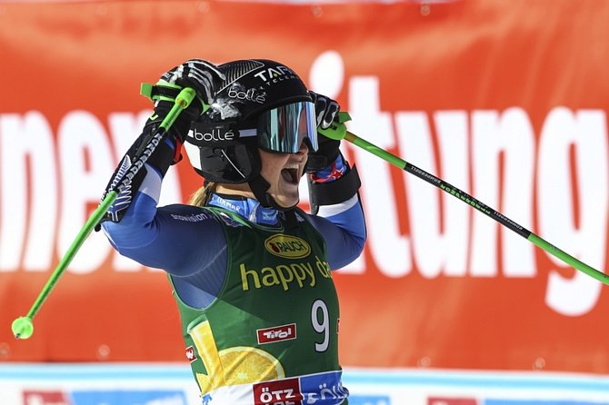 Novozélandská lyžařka Alice Robinsonová se raduje ze svého vítězství v závodu obřího slalomu Světového poháru v rakouském Söldenu.