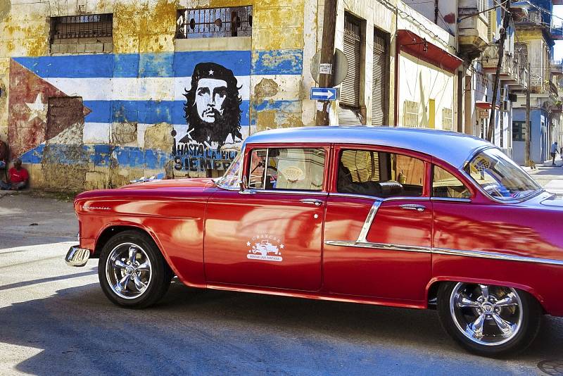 Jak by se revolucionáři Che Guevarovi líbilo, že největším symbolem Kuby se staly Americká auta…?
