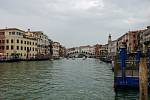 Benátské kanály a zákoutí lákají množství návštěvníků. Kromě koronavirové pauzy je ale jimi město přetíženo tak, že je to pro místní už neúnosné. Od roku 2023 si tak turisté budou muset návštěvu města zarezervovat a zaplatit vstupní poplatek.