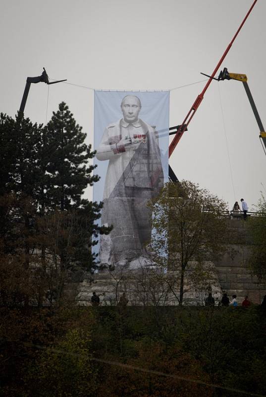 V den voleb 25. října se na pražské Letné objevil velký plakát s podobiznou ruského prezidenta Vladimíra Putina. 