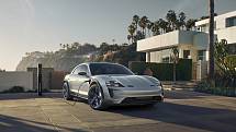 Koncept Porsche Mission E Cross Turismo.