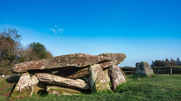 Vědci zkoumají Artušův kámen v hrabství Herefordshire.