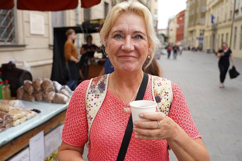 Kontroly burčáku jsou v plném proudu. Deník vyrazil s inspektory do ulic v Brně. Za tři týdny inspekce prověřila necelou stovku prodejních míst, u dvaceti případů zjistili porušení předpisů. Laboratorní výsledky budou kvůli zpoždění sezony později.