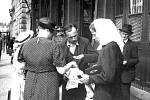 Lidé kupující noviny před Wilsonovým nádražím v Praze na snímku ze třicátých let. Ilustrační snímek