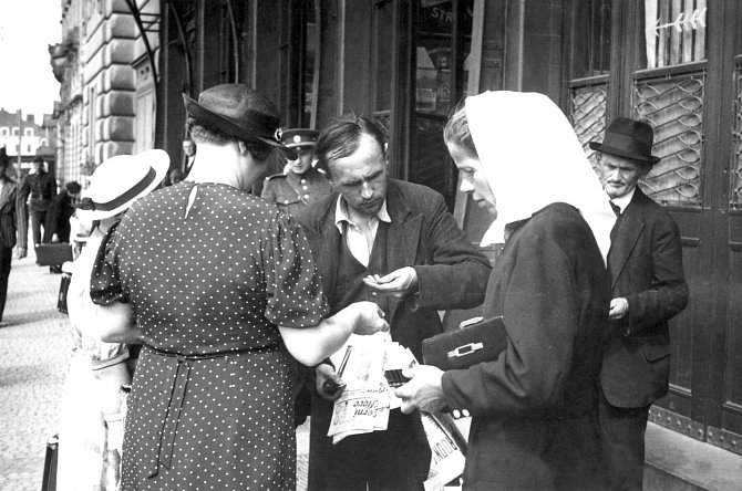 Lidé kupující noviny před Wilsonovým nádražím v Praze na snímku ze třicátých let. Ilustrační foto