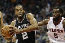 Kawhi Leonard ze San Antonia (vlevo) v souboji s DeMarre Carrollem.