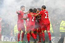 Fotbalisté Liverpoolu se radují z gólu proti Evertonu.