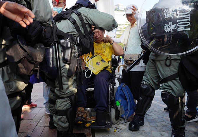 Protivládní shromáždění v Hongkongu 27. října 2019. Na snímku policejní složky zasahují proti demonstrantům