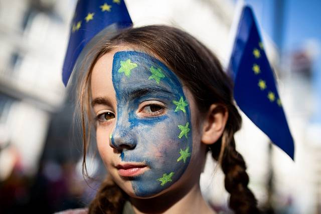 Demonstrace v Londýně za druhé referendum o brexitu. Lidé žádali možnost rozhodnout o podobě "rozvodové smlouvy".