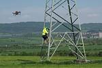 Dron také umí následovat technika na stožár.Sleduje, kam stoupá a ve vzduchu stoupá s ním.