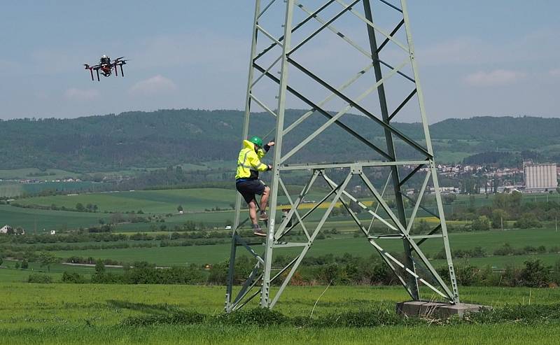 Dron také umí následovat technika na stožár.Sleduje, kam stoupá a ve vzduchu stoupá s ním.