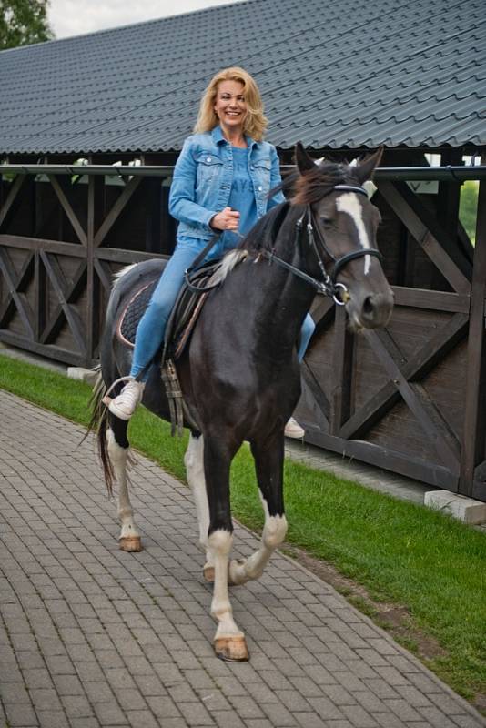 Vzájemně se s mužem inspirujeme, smějeme se, ale jsou i chvíle, kdy máme chuť se zavraždit. Mnoho párů provozuje adrenalinové sporty, my spolu píšeme, říká Eva Vejmělková.