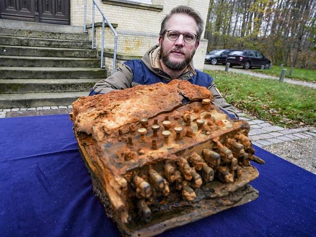 Potápěči našli na dně Baltského moře válečný šifrovací stroj Enigma.