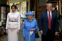Alžběta II. si vzala na setkání s Trumpem brož od jeho předchůdce.