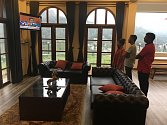 Situaci napjatě sledují zaměstnanci hotelu The Wind Castle ve městě Nuwara Eliya, kde je ubytována i editorka Deníku Ivana Zábranská
