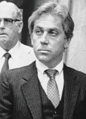 Lékař Jeffrey MacDonald v době svého odsouzení. Od roku 1979 je za mřížemi.