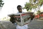 Muž v Keni čte noviny na archivním snímku z roku 2014