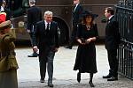 Michael a Carole Middletonovi, rodiče princezny z Walesu Kate, manželky prince Williama, přicházejí na pohřeb královny Alžběty II.