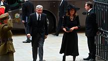 Michael a Carole Middletonovi, rodiče princezny z Walesu Kate, manželky prince Williama, přicházejí na pohřeb královny Alžběty II.
