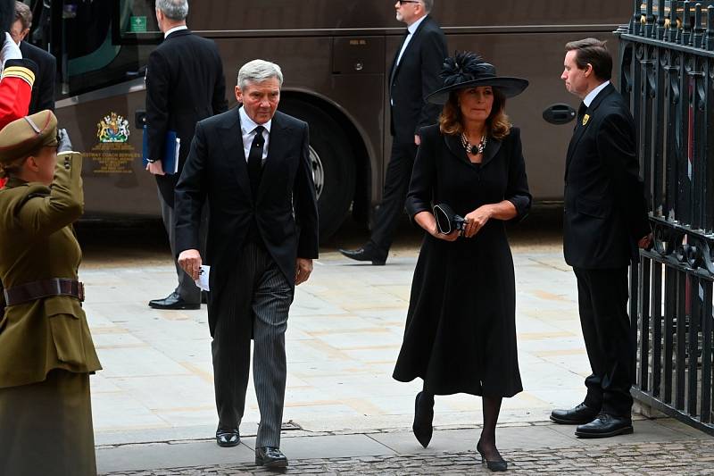 Michael a Carole Middletonovi, rodiče vévodkyně Kate, manželky prince Williama, přicházejí na pohřeb královny Alžběty II.