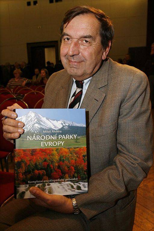 Miloš Anděra křtil v pondělí svou knihou Národní parky Evropy