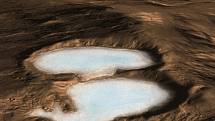 Umělecká představa ukazuje, co odhalila sonda Mars  Reconnaissance  Orbiter.  Jsou to obrovité ledovce zmrzlé vody, kryté vrstvou kamenné drti. Jsou věší, než veškerý led, který byl na rudé planetě dosud objeven.