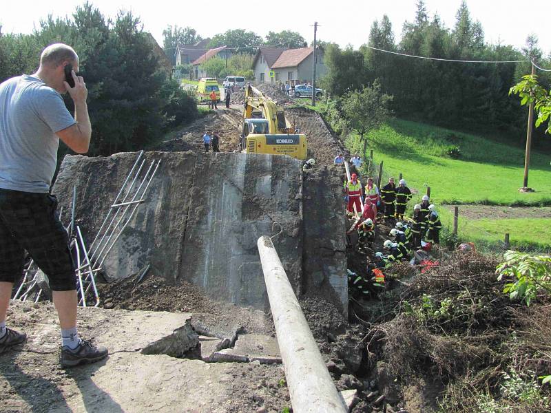 Ve Vilémově se na dělníky zřítil opravovaný silniční most.