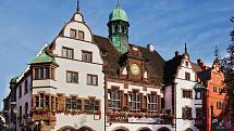 Německý Freiburg je jako sídlo jedné z nejstarších univerzit v Německu městem mladých. Má ale co nabídnout i turistům - zejména krásnou architekturu. Na snímku radnice.