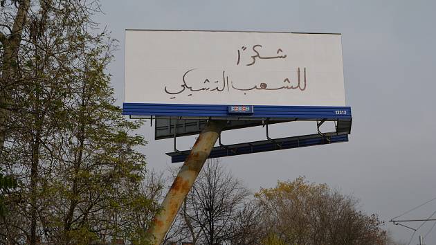 Billboard s cizojazyčnými nápisy v Ostravě.
