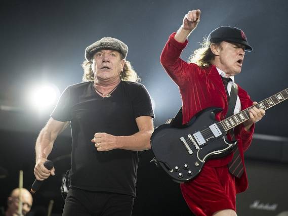 Australská hardrocková kapela AC/DC odložila zbývající koncerty svého amerického turné. Zpěváka Briana Johnsona (vlevo) totiž lékaři varovali, že mu hrozí absolutní ztráta sluchu.