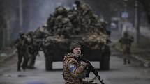 Ukrajinští vojáci osvobozují Buču.