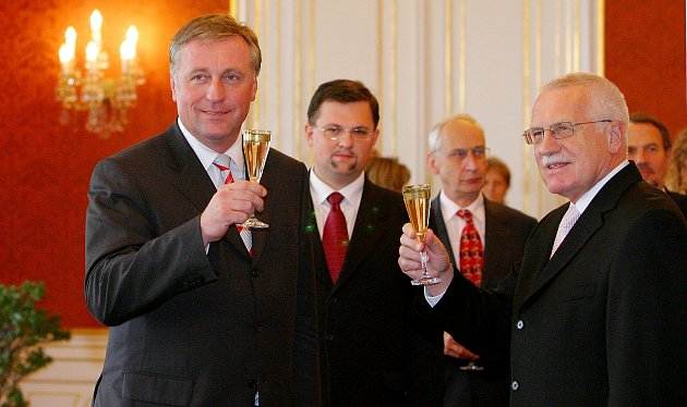 Prezident Václav Klaus (vpravo) už jmenoval premiérem šéfa ODS Mirka Topolánka (vlevo), rok 2006.