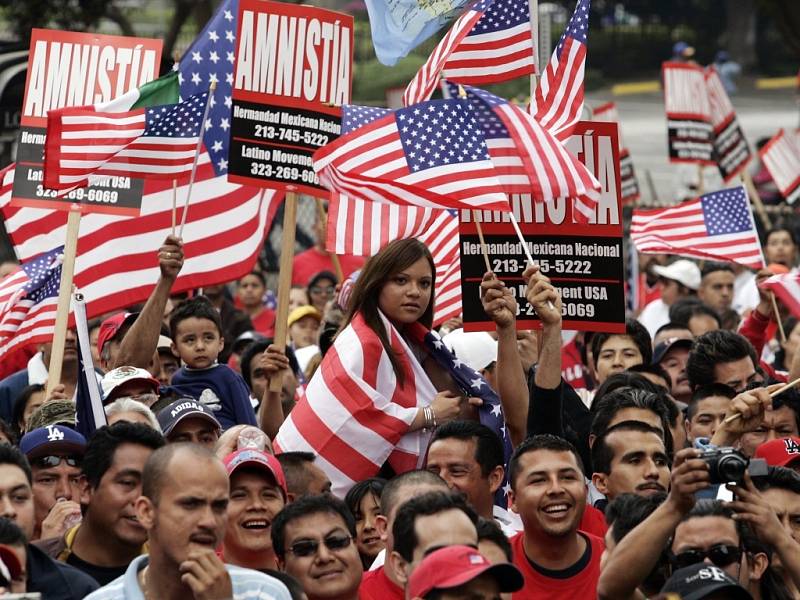 Proti imigrační politice protestovalo přibližně patnáct tisíc přistěhovalců  v Los Angeles.
